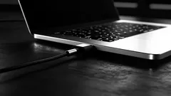 Jak nebezpečné je nechat notebook neustále připojený k nabíječce?