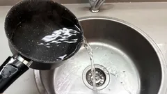 Vylili jste do umyvadla vroucí vodu? Zjistěte, jaké to má následky pro vaše potrubí