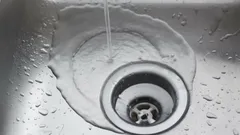 Nikdy to nesplachujte do umyvadla: chyby, které způsobují ucpání