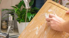 Jak pomocí jednoduchého domácího prostředku zabránit množení bakterií na krájecí desce