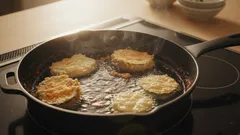 Jídlo by se nemělo přichytávat: 10 chyb, které brání správnému smažení