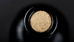 Tento trik vám zachrání večer: jak otevřít láhev vína bez vývrtky za minutu